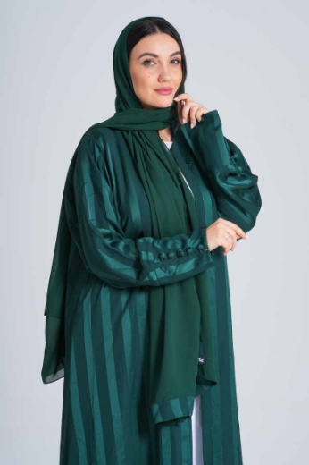 صورة عباية مغربية أنيقة بطابع عصري – تصميم راقٍ للمرأة العصرية