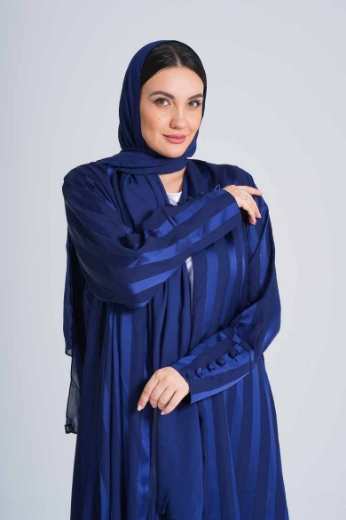 صورة عباية مغربية أنيقة بطابع عصري – تصميم راقٍ للمرأة العصرية