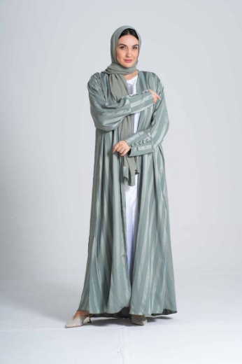 صورة عباية مغربية أنيقة بطابع عصري – تصميم راقٍ للمرأة العصرية