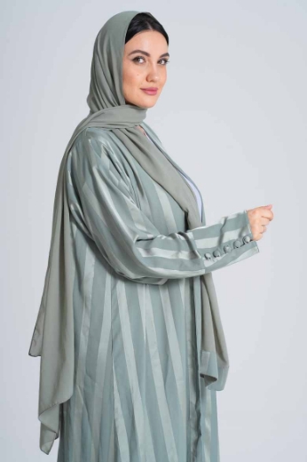 صورة عباية مغربية أنيقة بطابع عصري – تصميم راقٍ للمرأة العصرية