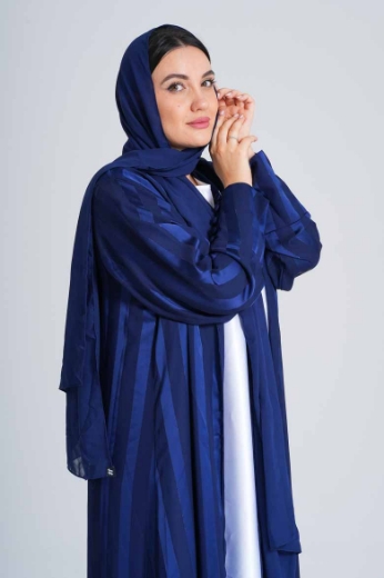 صورة عباية مغربية أنيقة بطابع عصري – تصميم راقٍ للمرأة العصرية