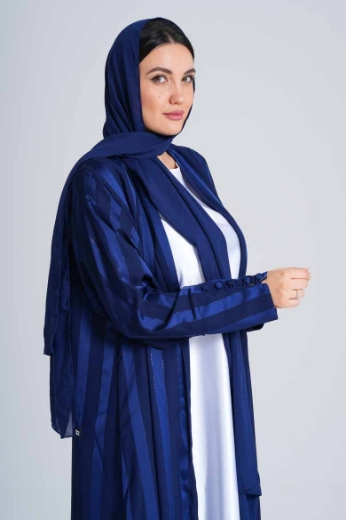 صورة عباية مغربية أنيقة بطابع عصري – تصميم راقٍ للمرأة العصرية