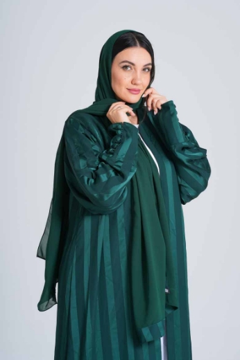 صورة عباية مغربية أنيقة بطابع عصري – تصميم راقٍ للمرأة العصرية