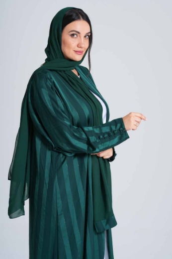 صورة عباية مغربية أنيقة بطابع عصري – تصميم راقٍ للمرأة العصرية