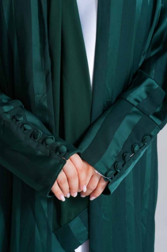 صورة عباية مغربية أنيقة بطابع عصري – تصميم راقٍ للمرأة العصرية