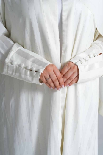 صورة عباية مغربية أنيقة بطابع عصري – تصميم راقٍ للمرأة العصرية