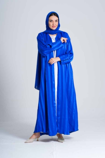 صورة عباية مغربية أنيقة بطابع عصري – تصميم راقٍ للمرأة العصرية