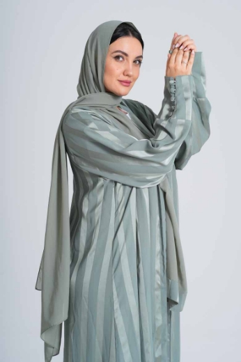 صورة عباية مغربية أنيقة بطابع عصري – تصميم راقٍ للمرأة العصرية