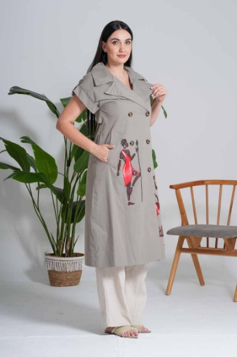 صورة معطف "سفاري آرت" بتصميم فريد