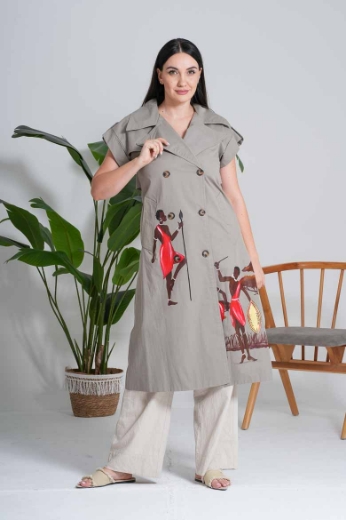 صورة معطف "سفاري آرت" بتصميم فريد