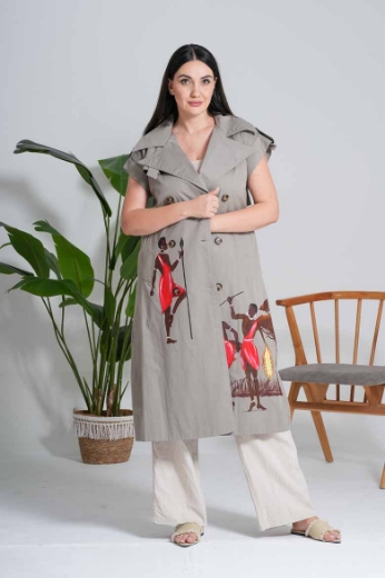 صورة معطف "سفاري آرت" بتصميم فريد