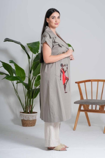 صورة معطف "سفاري آرت" بتصميم فريد