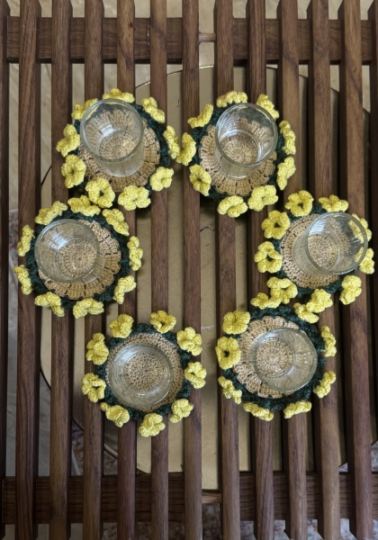 " نطلق تشكيلة ديكور منزلي يدوي: قواعد أكواب كروشيه بتصاميم زهرية 