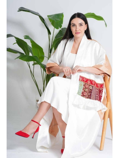 صورة كيمونو الساتان العاجي والشامبين